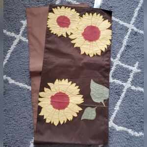 🥝 Sonoma Brown Table Runner with Sunflower Details